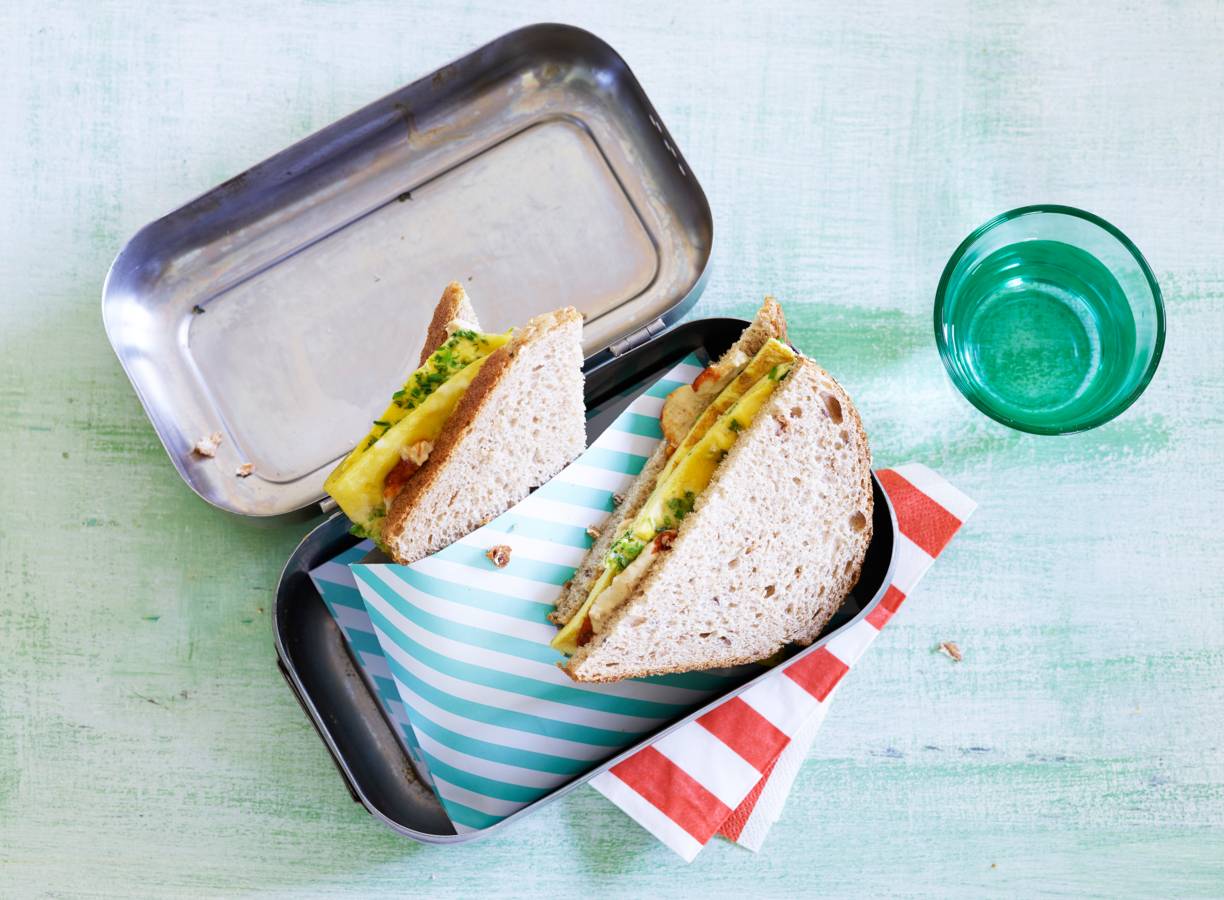 Stevige speltsandwich met bieslook-peterselieomelet