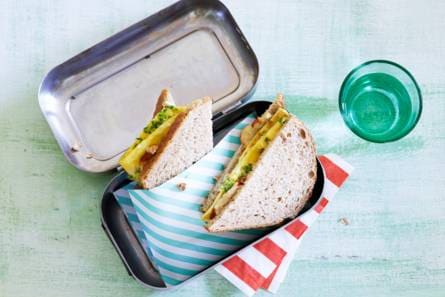 Stevige speltsandwich met bieslook-peterselieomelet