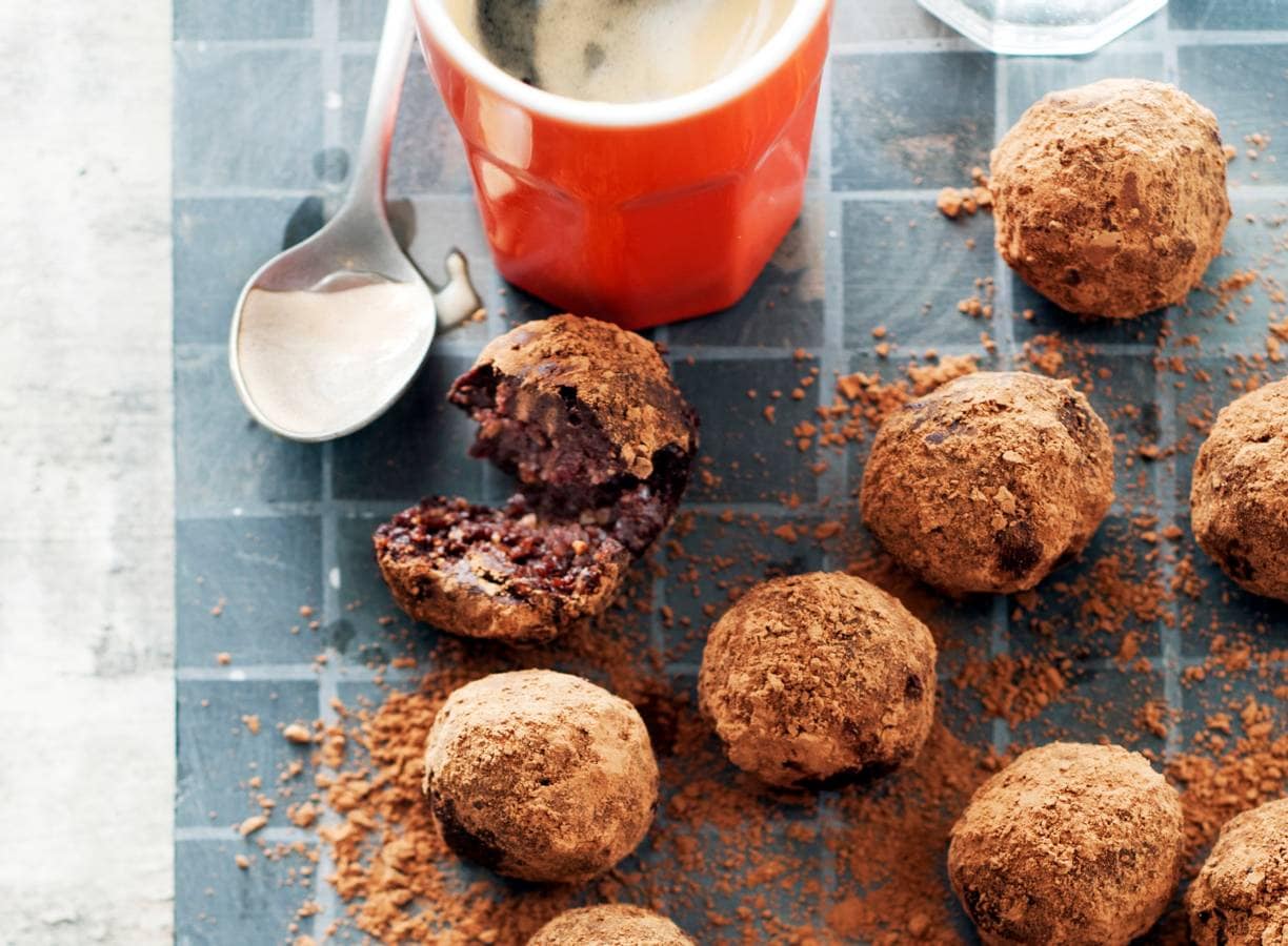 Truffels van rauwe cacao, cranberry en pecannoten