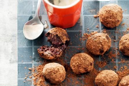 Truffels van rauwe cacao, cranberry en pecannoten