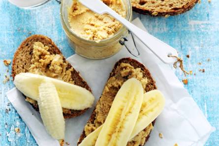 Volkorenboterham met pindakaas en banaan