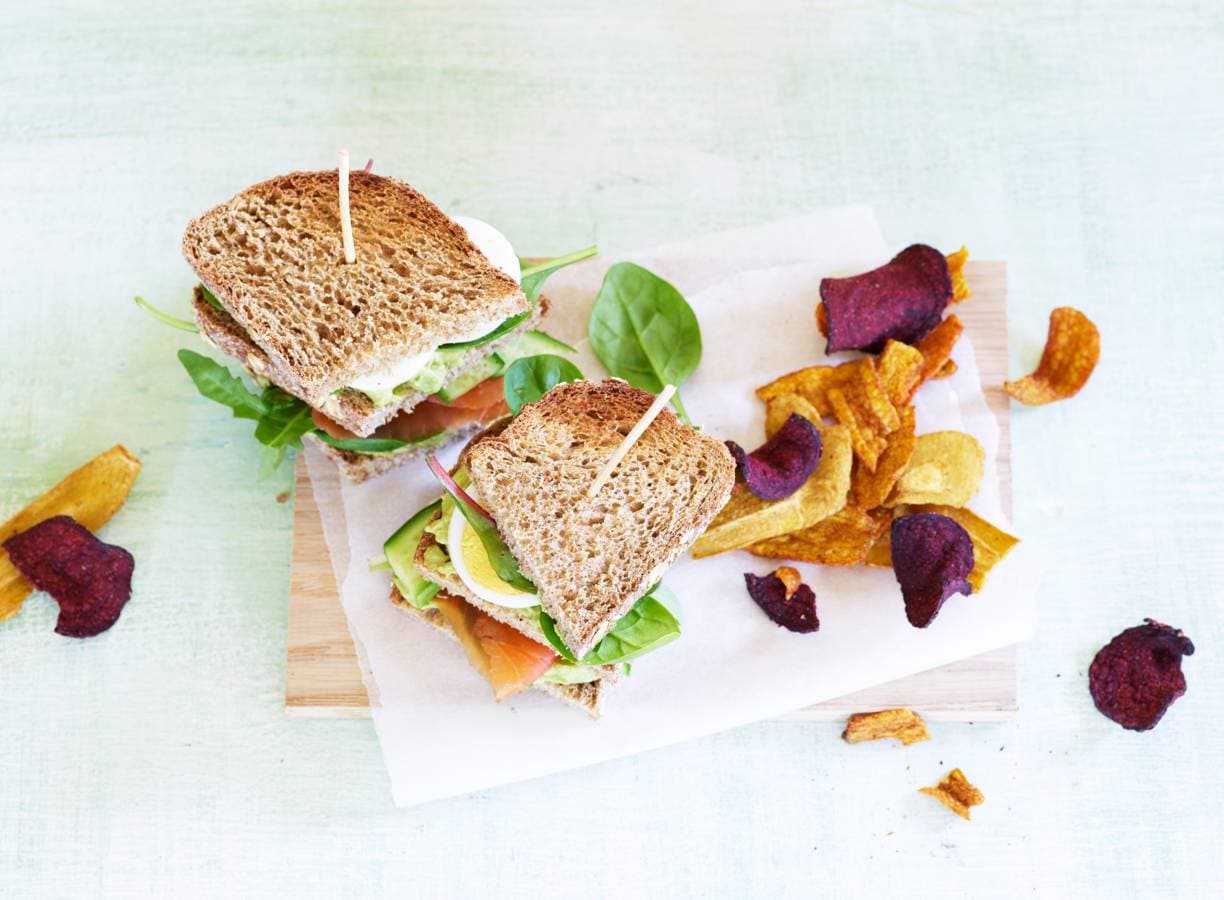 Volkorenclubsandwich met ei, zalm en komkommer