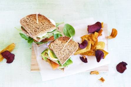 Volkorenclubsandwich met ei, zalm en komkommer