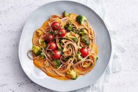 Volkorenspaghetti met amandelpesto en broccoli