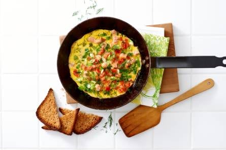 Ome­let met zalm en groen­te