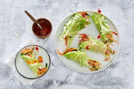 Springroll van sla met gar­na­len