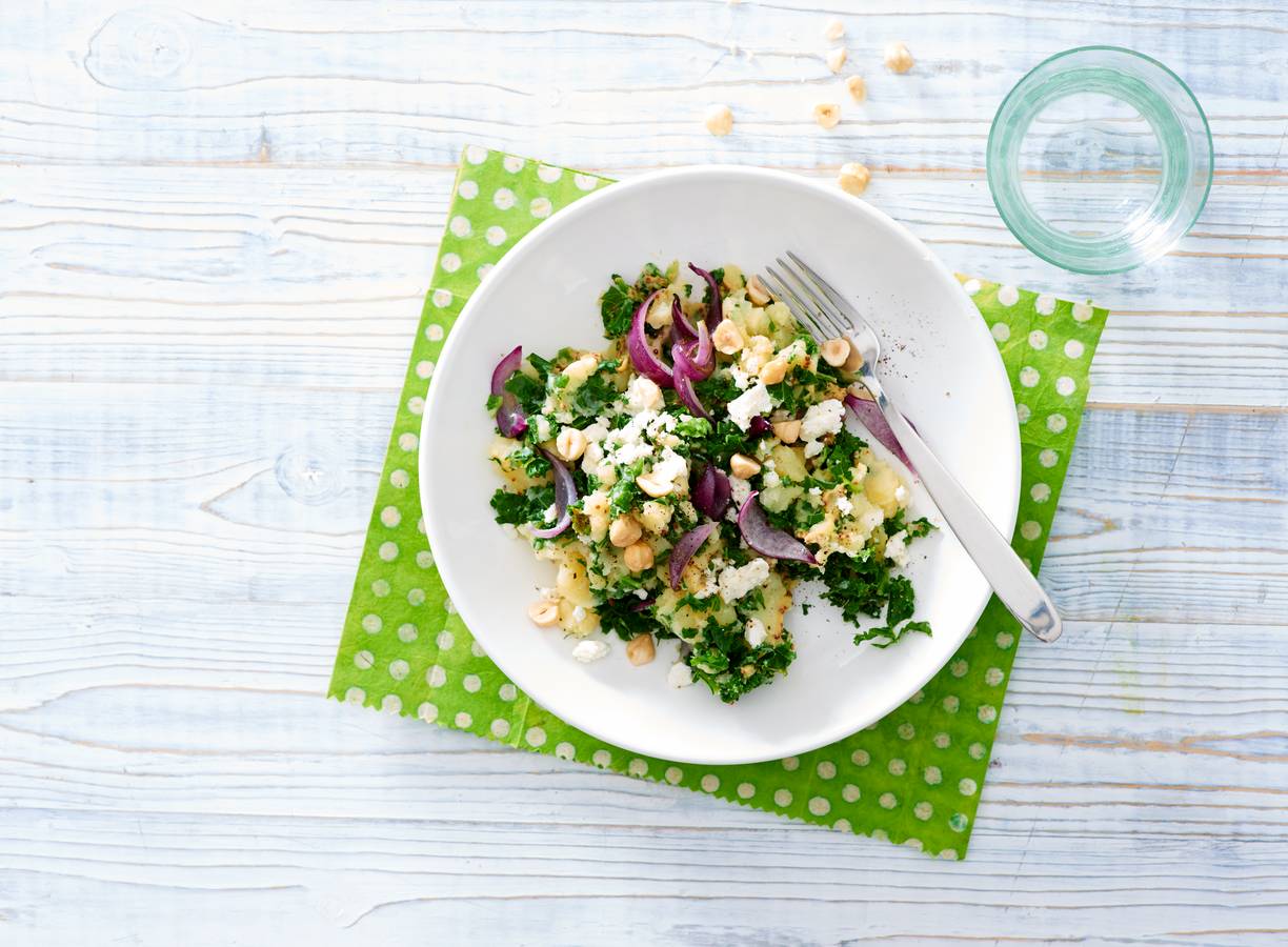 Boerenkoolstamppot met feta, rode ui en hazelnoten