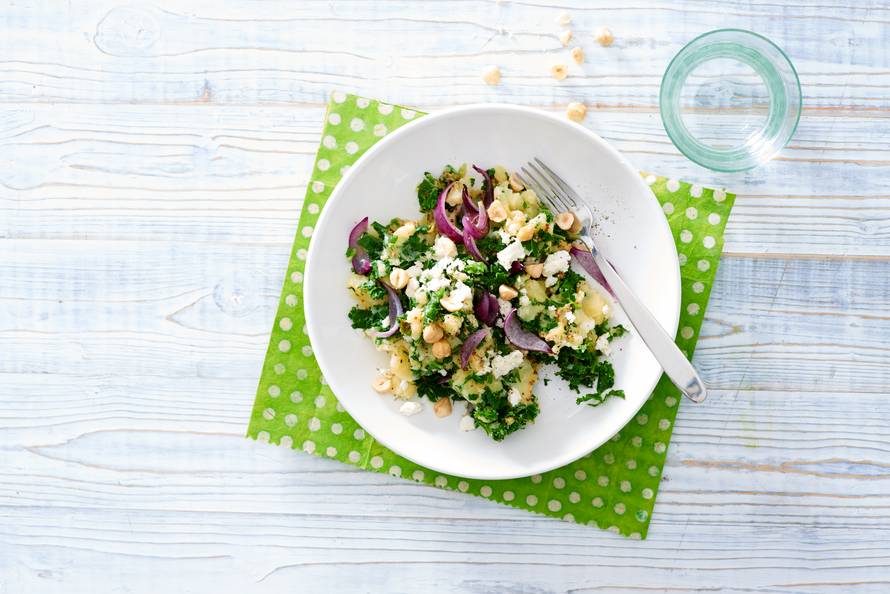 Boerenkoolstamppot met feta, rode ui en hazelnoten