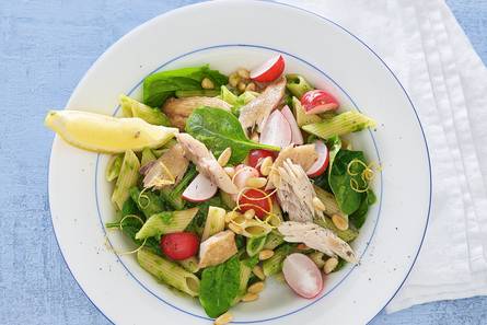 Penne met gerookte makreel en saus van avocado en spinazie