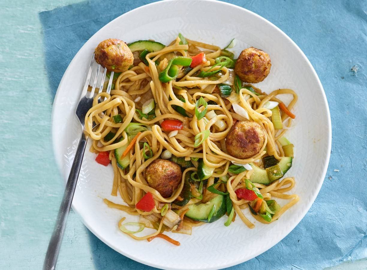 Bami goreng met groenteballetjes