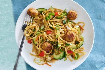 Bami goreng met groenteballetjes