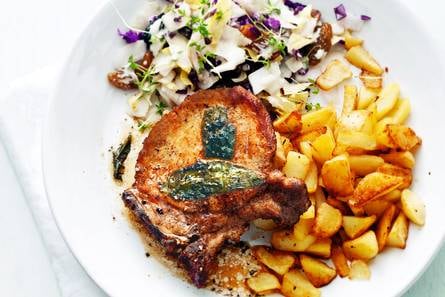 Karbonade, aardappeltjes en rodekool-rozijnensalade