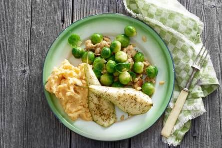 Kip met spruiten, za'atar en peer