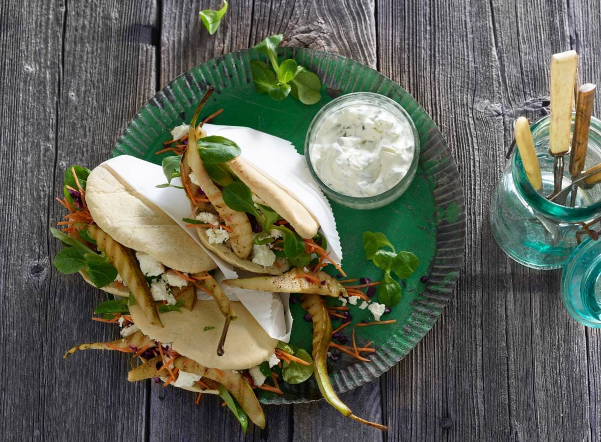 Pitabroodjes met gegrilde feta, peer en tzatziki
