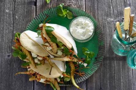 Pitabroodjes met gegrilde feta, peer en tzatziki
