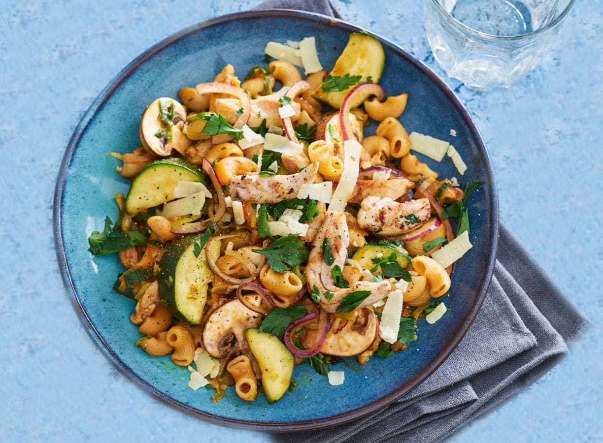 Kiproerbak met pasta en courgette