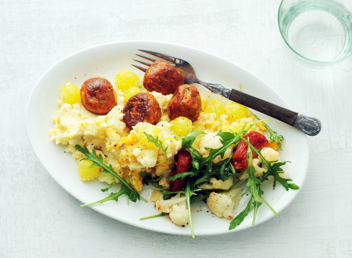 Aardappelpuree met cheddar, bloemkool & groenteballetjes