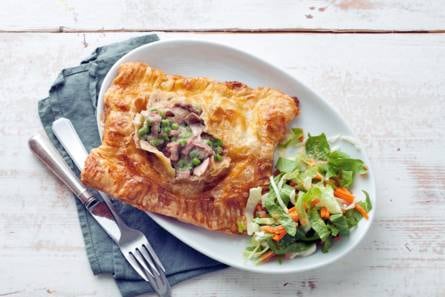 Bladerdeegpakketje met ragout, paddenstoelen en doperwten