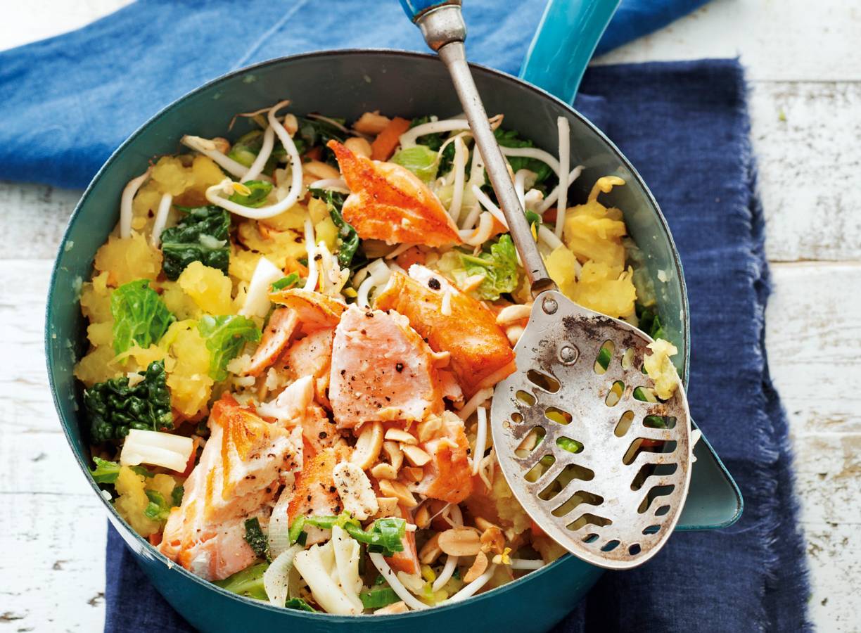 Zoete-aardappelstamppot met zalm, kool en pinda