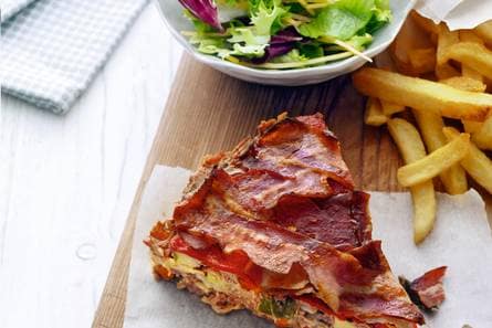 Gehaktbrood, ovenfrites en salade