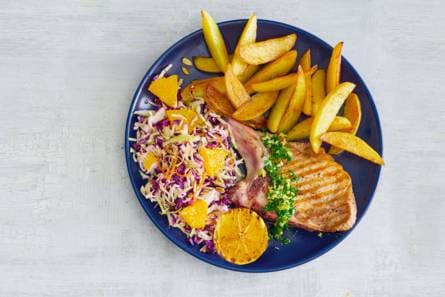 Karbonade van de grill met frisse koolsalade