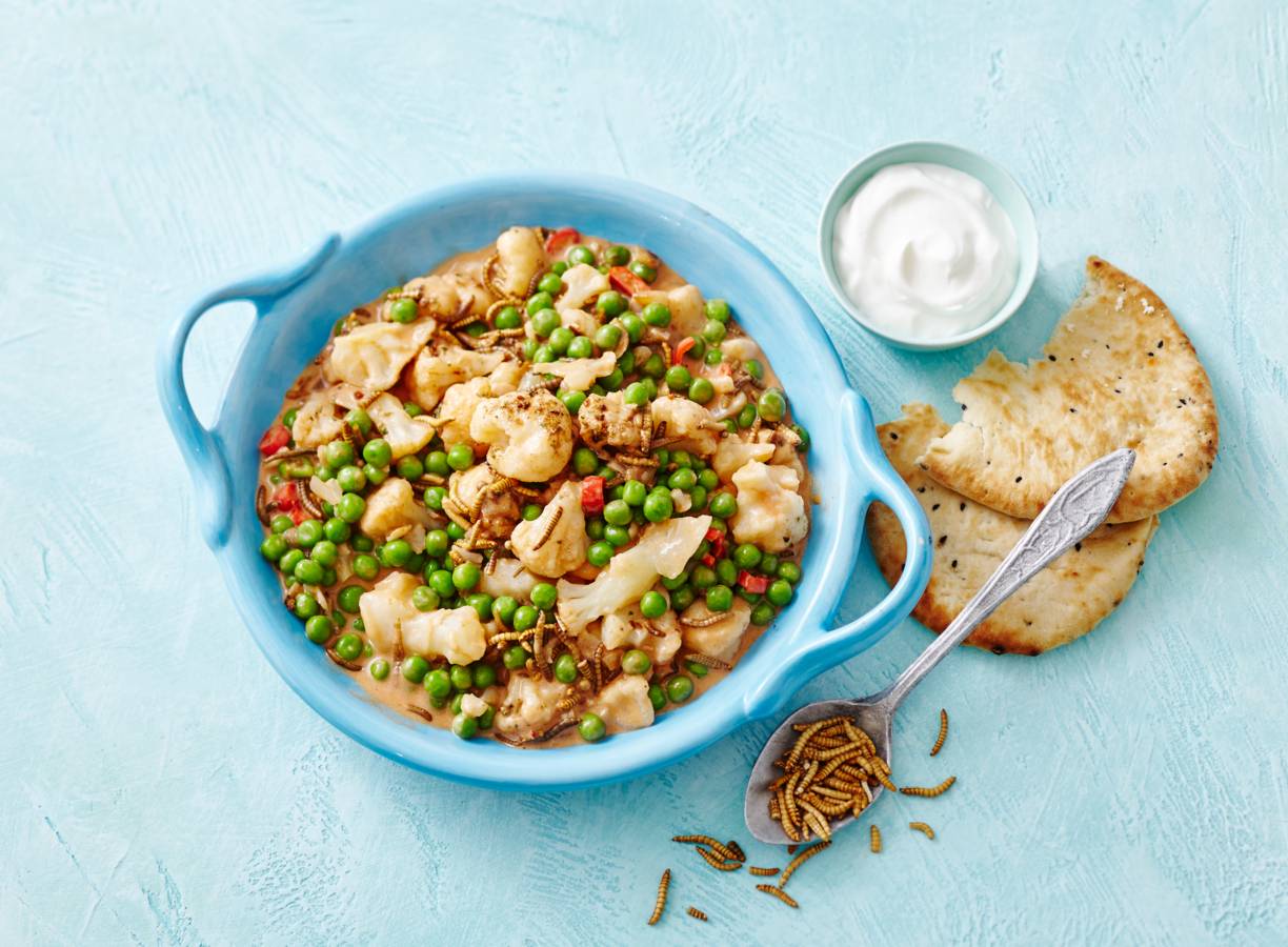 Meelwormcurry met yoghurt & naanbrood