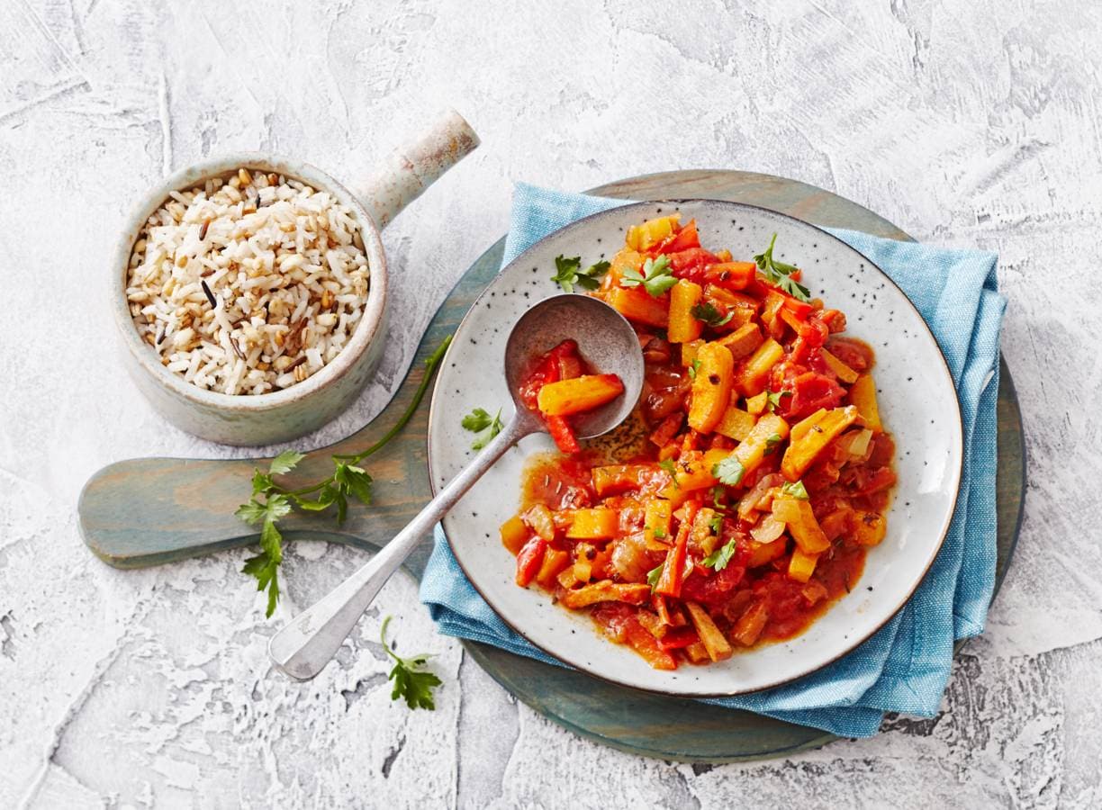 Vegetarische koolraapgoulash met rijst