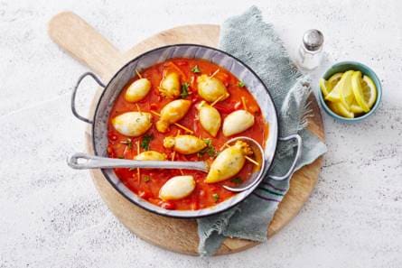 Gevulde inktvis met halloumi in pittige tomaten-paprikasaus