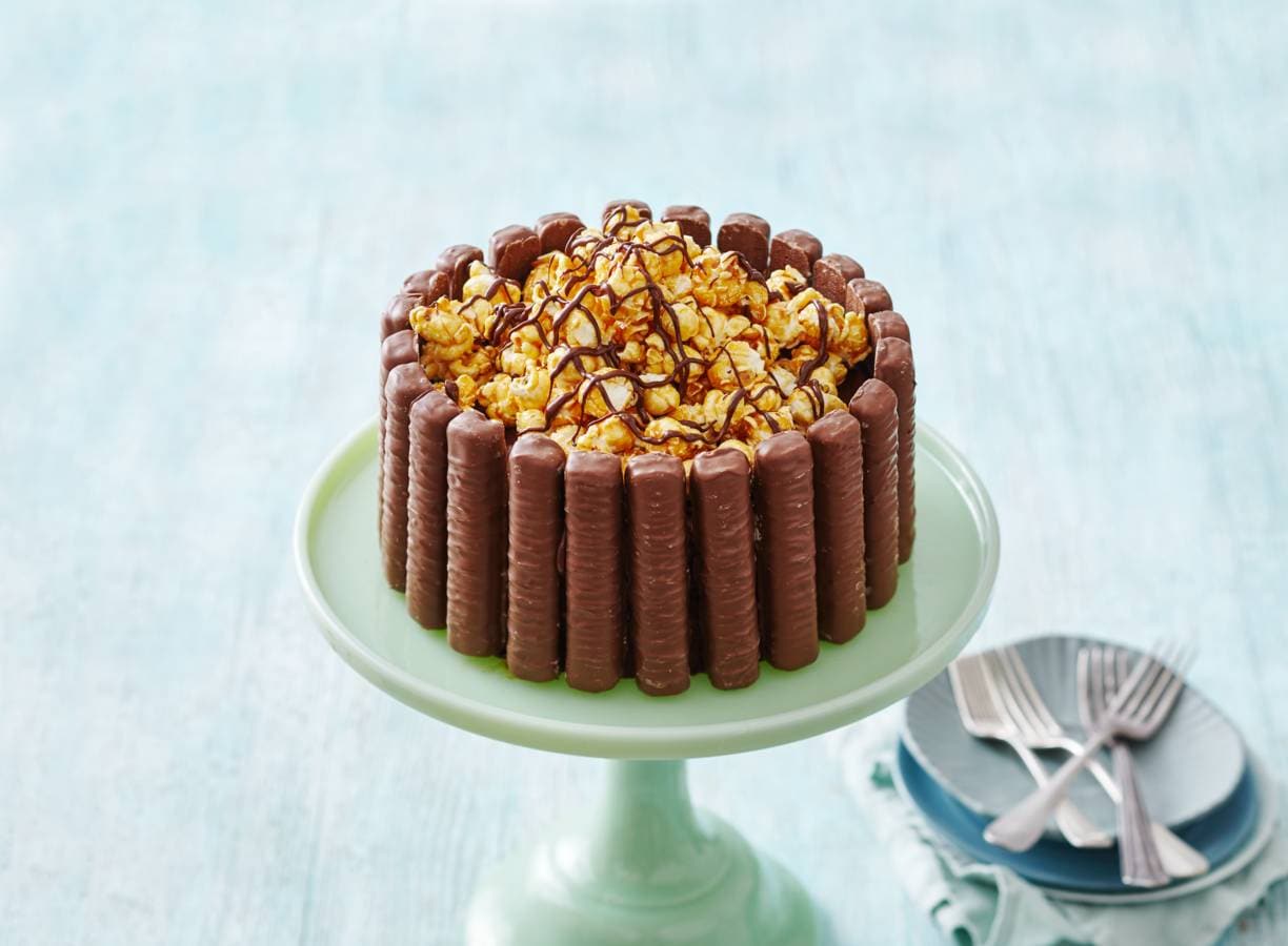 Twix-brownietaart met karamelpopcorn