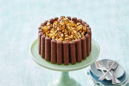Twix-brow­nietaart met ka­ra­mel­pop­corn
