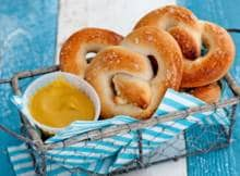 Pretzels zijn zachte broodjes die je bestrooit met zeezout. Een lekkere Amerikaanse snack!