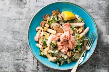 Penne met zalm en romige spinazie
