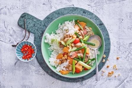 Kruidige curry met kip, zoete aardappel en boontjes
