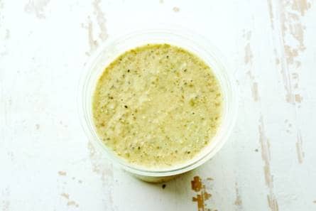 Amandelmelksmoothie met peer, dadel en chiazaad
