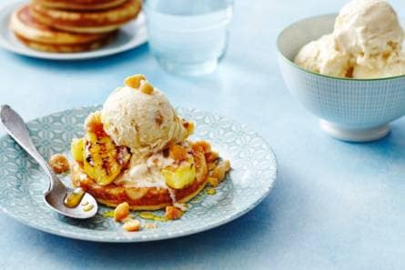 American pancakes met macadamia nut brittle ijs