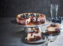 Drie redenen waarom je deze blueberry cheesecake moet maken: de bodem is goddelijk, de choco-laag hemels en de vulling verrukkelijk.