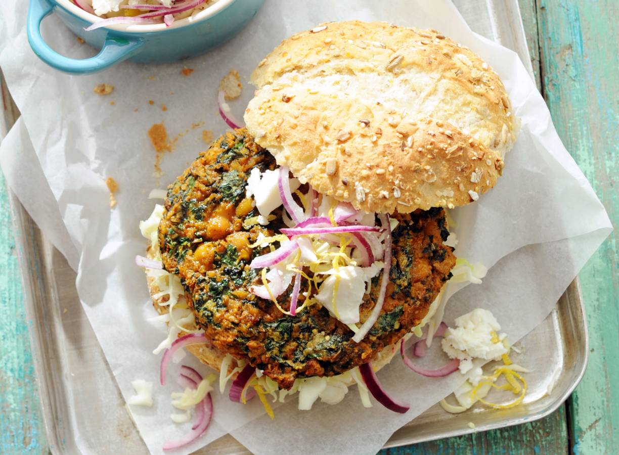 Broodje spinazieburger met spitskoolsalade