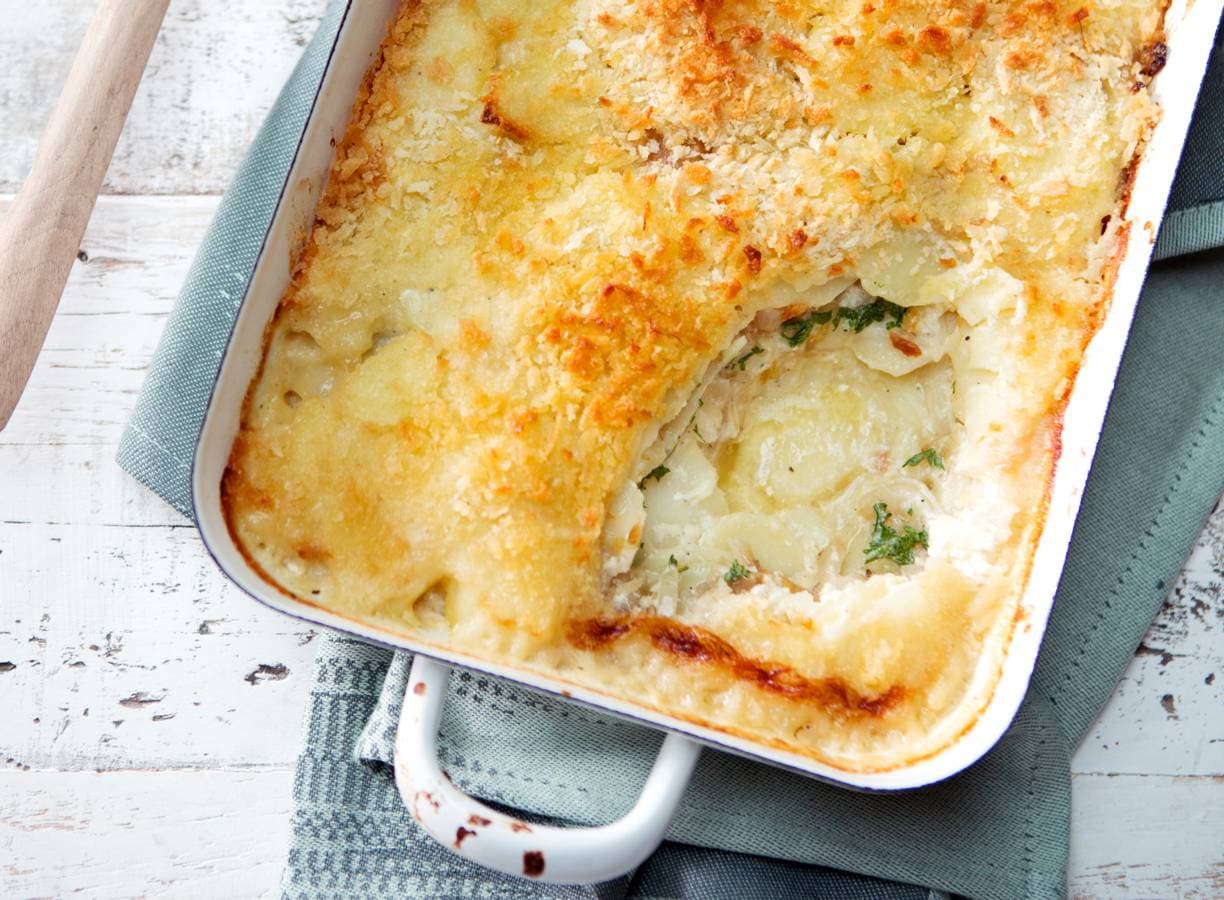 Gratin van aardappel, ansjovis en ui
