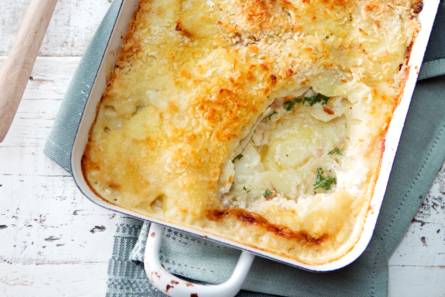 Gratin van aardappel, ansjovis en ui
