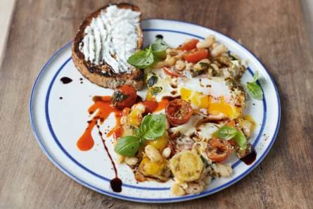 Ja­mie Oli­vers ge­bak­ken ei­e­ren met ge­pof­te bo­nen, to­maat­jes & ri­cot­ta op toast
