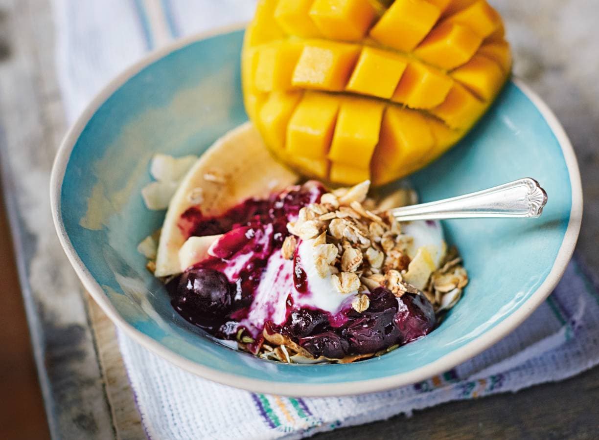 Jamie Olivers geroosterde havermout met mango, blauwe bessen & yoghurt
