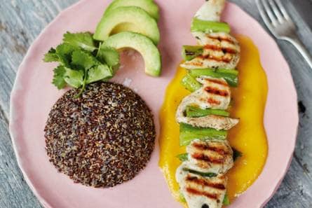 Jamie Olivers goudgele kipspiesjes met gele-paprikasaus & zwarte quinoa