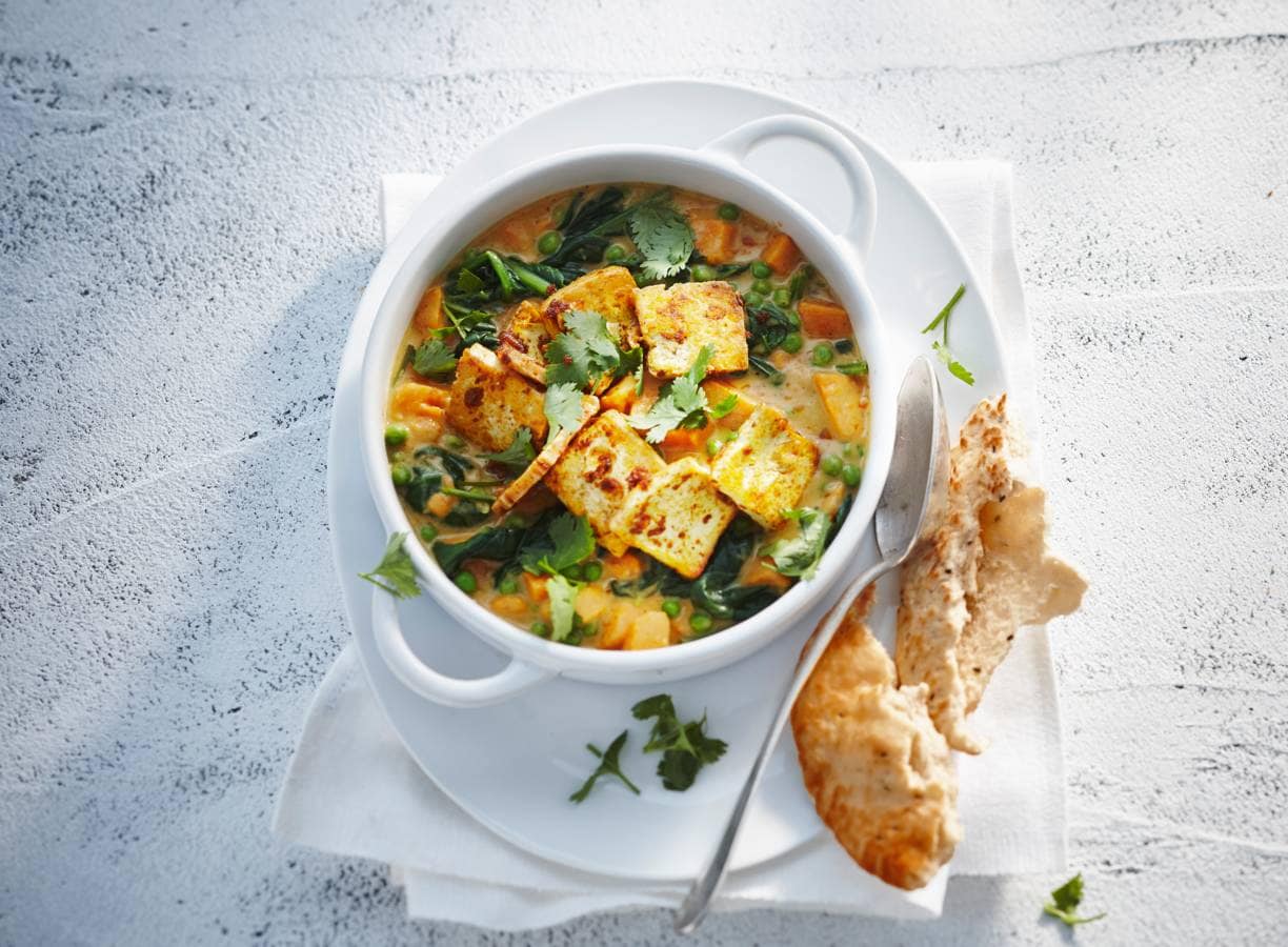 Knapperig gebakken tofu in zoete-aardappelcurry