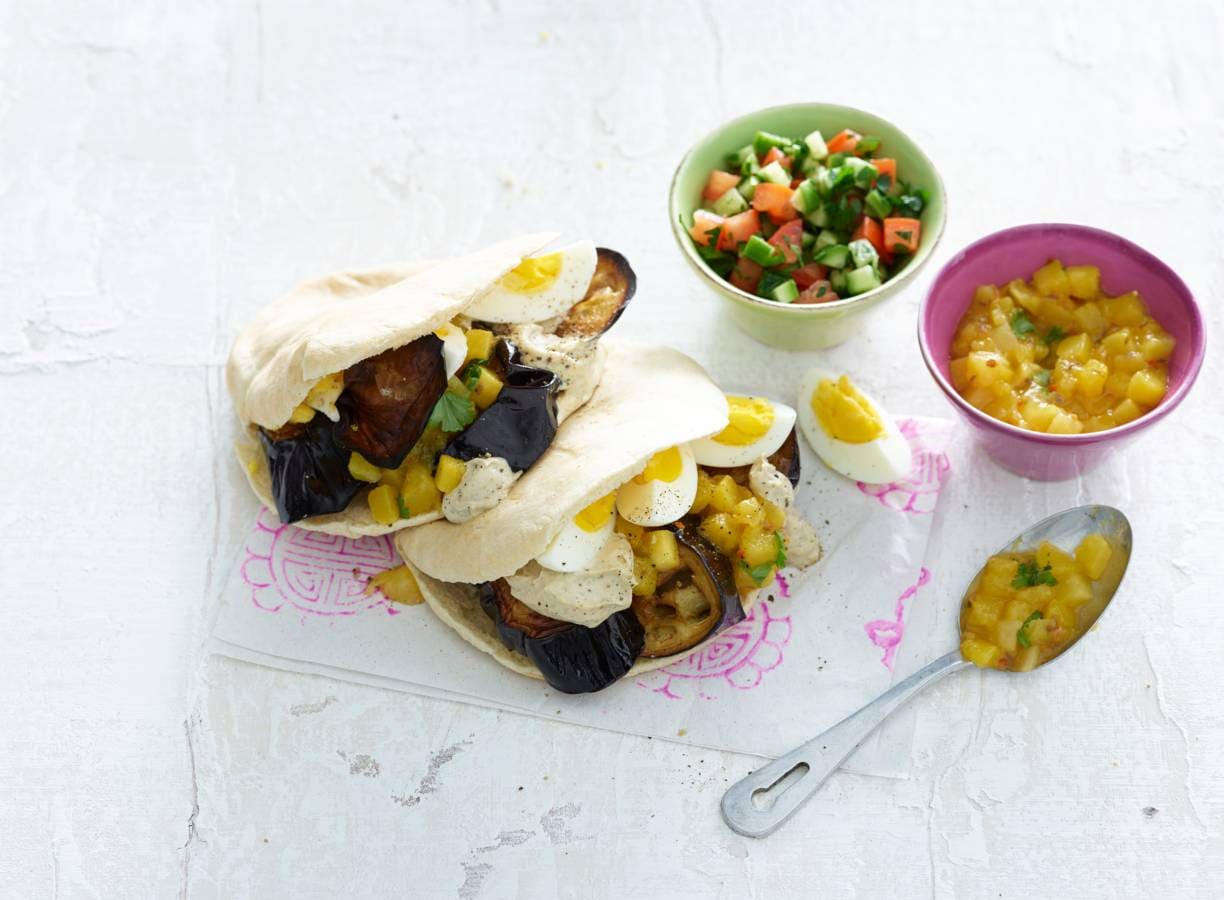 Mara Grimms sabich (pitasandwich met aubergine en ei)