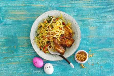 Oosterse mie met krokante speklapjes