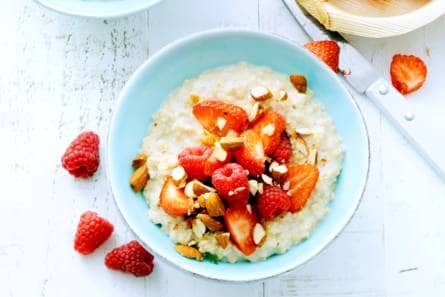 Quinoa-havermoutpap met framboos en aardbei
