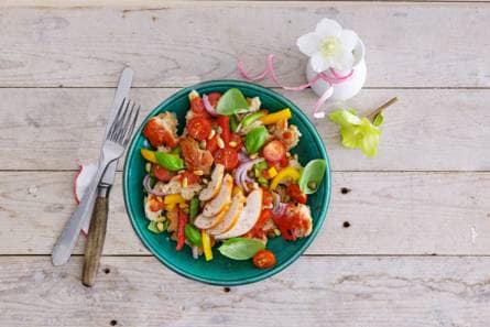 Snelle panzanella met gerookte kip
