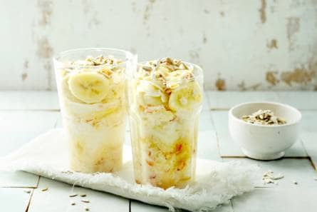 Soja naturel met vers fruit en kokos
