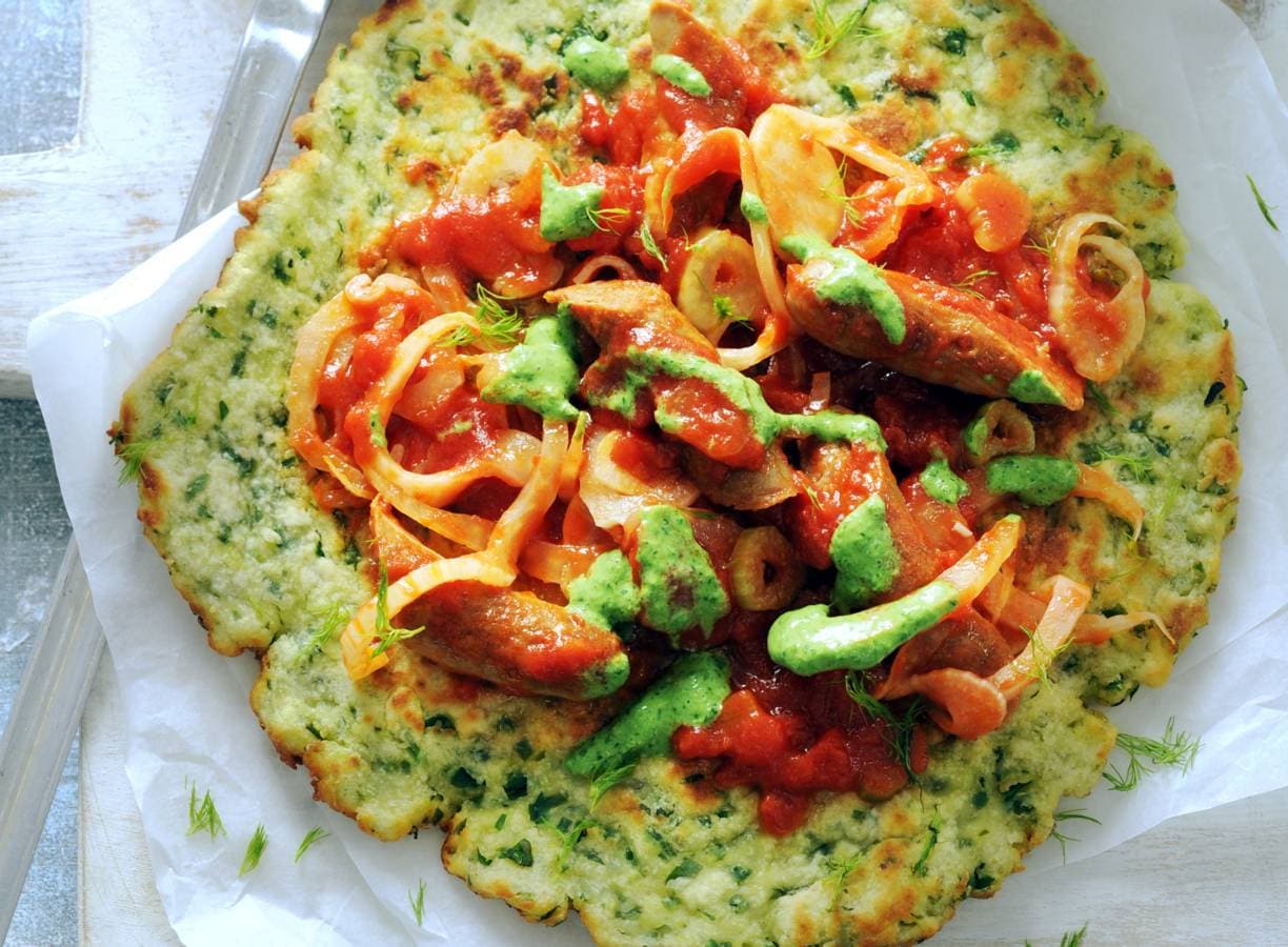 Spinazie-panpizza met lamsworstjes en kruidensaus