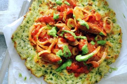Spinazie-panpizza met lamsworstjes en kruidensaus